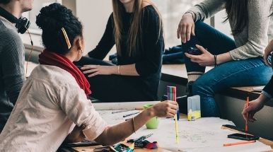studenti che parlano tra di loro