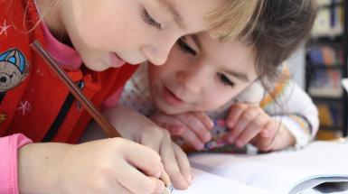 Bambini che scrivono
