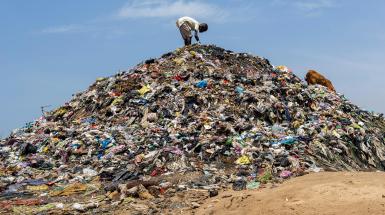 Un raccoglitore di rifiuti in una discarica africana