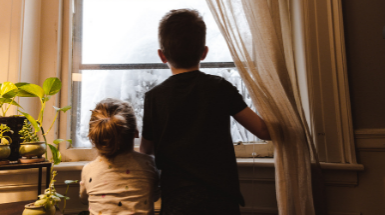 bambini alla finestra