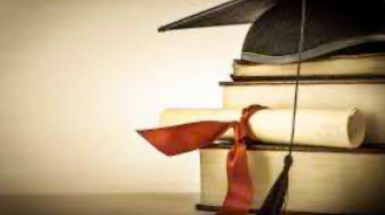 cappello laurea con libri