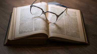 libro aperto con occhiali