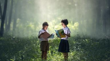 bambini che leggono
