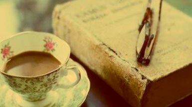 libro con tazza di te a fianco