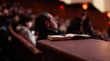pubblico che assiste a un seminario
