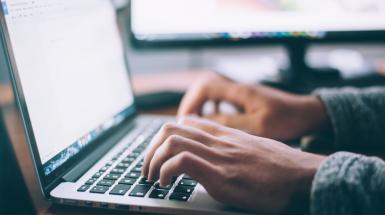 uomo che lavora al computer