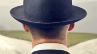 uomo con cappello girato di spalle