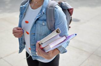 ragazza con libri in mano