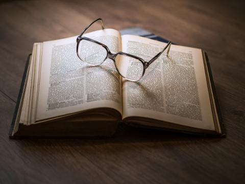 libro aperto con occhiali