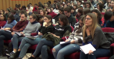 Aula gremita di studenti e ospiti