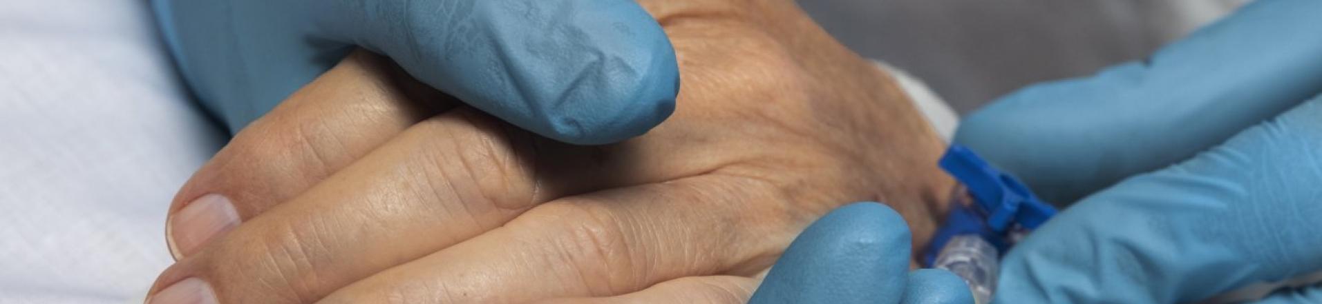 primo piano mani medico pazente